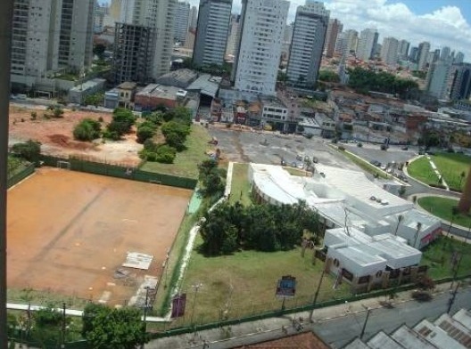 A verticalização do lucro contra a capacidade de suporte do meio: na época de chuvas, a Rua Borges de Figueiredo, que abrigava a fábrica de açúcar, tende a alagar. Essa foto mostra que a água dificilmente é drenada do local após fortes chuvas. Foto de jan