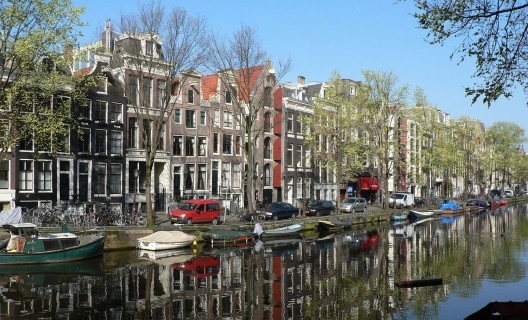 Margens de um canal em Amsterdã, na Holanda
