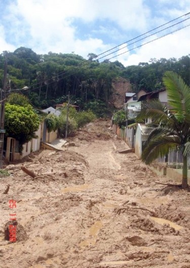 Rua Ursa Maior após o deslizamento do Morro Coripós, Blumenau