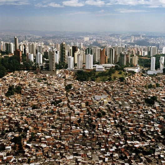 Favela de Paraisópolis e o bairro de Panamby, São Paulo