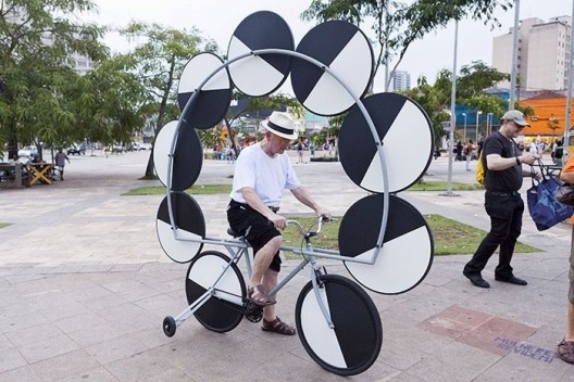 Guto Lacaz, “Biciclóptica”, artista com obra, Largo da Batata, 2015
