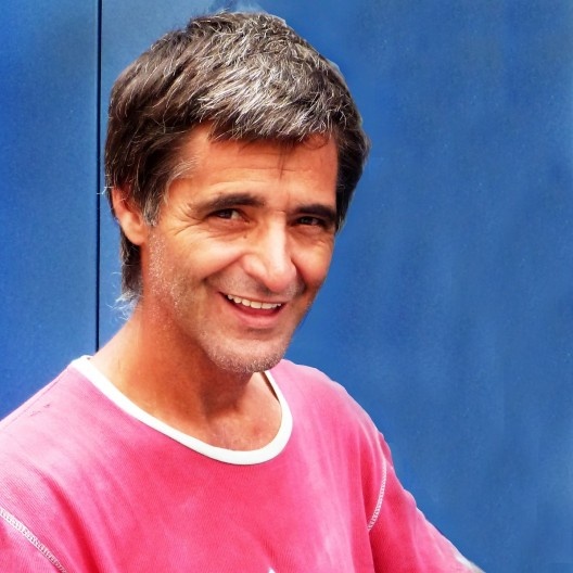 Criteriosos na seleção, convocam os mais famosos pintores de murais da região, pedem orçamentos, verificam prazos e fecham com o mais experiente e renomado: Pixote.