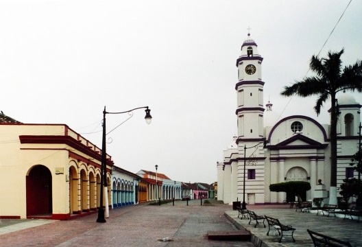 Tlacotalpan, vista geral com a Igreja de San Cristóbal, c. 2003