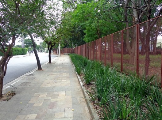 Calçada e gradil da Praça Civita na Rua Sumidouro