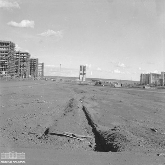 Brasília em obras, 1959. Vista do eixo monumental