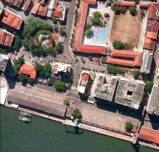 Cais do Porto do Recife: à esquerda, o Armazém 10 (pouco antes de sua demolição) e a lacuna urbana do antigo Pátio do Moinho. Do lado oposto, o edifício da Torre Malakoff