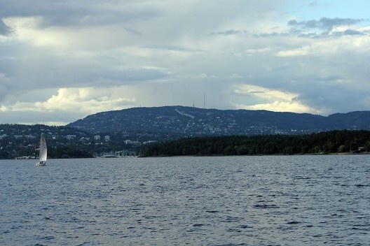 Fiordes de Oslo, com visualização da Holmenkollen ao fundo