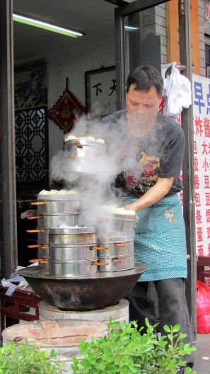 Preparo de dumplings – trouxinhas de carne cozidas no vapor – na rua, para o café da manhã