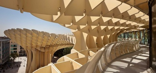 Metropol Parasol, vista da estrutura e da cidade a partir da laje suspensa, Sevilha. J. Mayer H. Architects, 2004