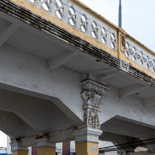 Viaduto Caramuru, detalhe dos capitéis decorados dos pilares e as mísulas que os unem à viga longitudinal, Vitória ES