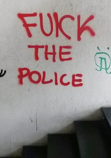 Pixação no edifício da FAU UFRJ