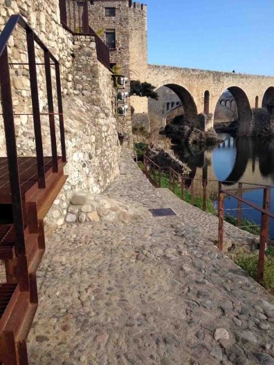 Escada metálica de conexão de rua de pedestres a passeio ao longo do rio