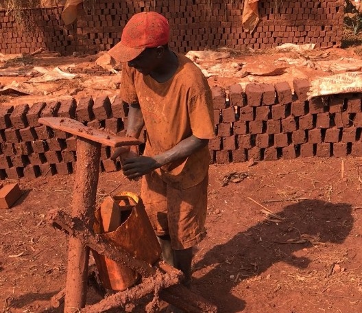 Moradores locais trabalhando em obra autoconstruída