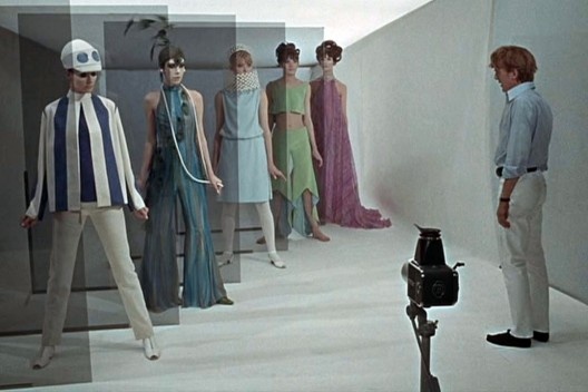 Fotografama do filme Blow Up, de Michelangelo Antonioni