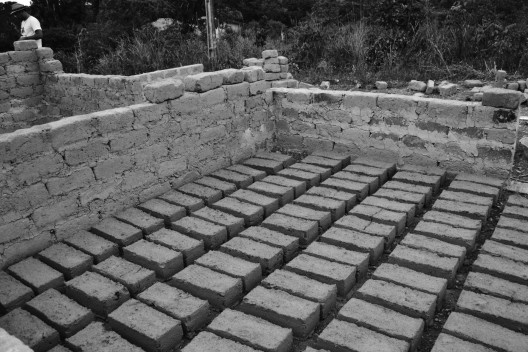 Na comunidade Oleiros do Candeal a construção em adobe estava no começo, os tijolos secavam ao sol