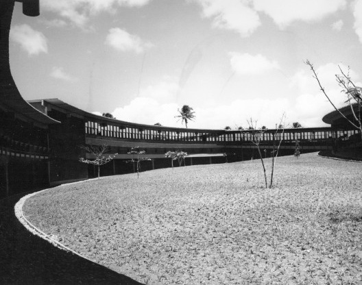 Vista de um dos jardins no anel interno do Hotel Tambaú