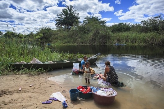 Na comunidade do Remanso, o rio provém o sustento, como para essas lavadeiras