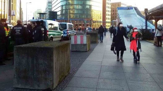 Instalação de blocos de concreto para garantir segurança à feira natalina de Potsdamer Platz, dois dias após o atentado terrorista com o caminhão, em 19 de dezembro de 2016
