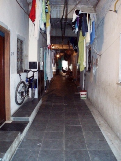 Corredor que foi revestido pelos moradores