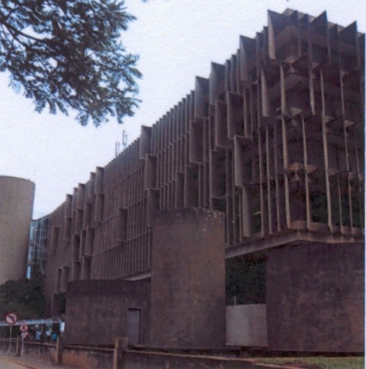 Veneziana fixa vista aberta do Edifício do DNIT em Brasília - DF