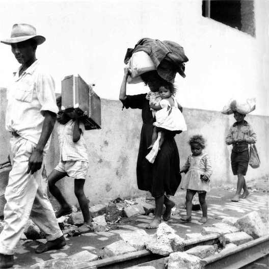 Morte e Vida Severina. Autor: João Cabral de Melo Neto. Direção: Clemente Portella. Produção: Teatro Experimental Cacilda Becker, 1960. Na foto: Walmor Chagas, Kleber Macedo, Assunta Perez, Dudu Barreto Leite, Solano Ribeiro, Benjamin Cattan, Renato Bruno