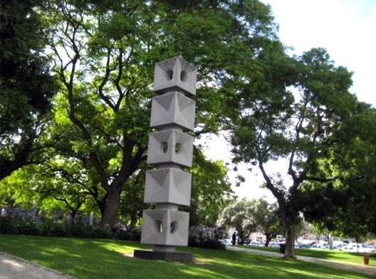 Verticalidade na arte pública (elementos de carácter referencial): The Castle of the Eye