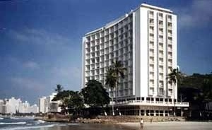 O edifício Sobre as Ondas, dos arquitetos Oswaldo Corrêa Gonçalves e Jayme Campello Fonseca Rodrigues, até hoje marca a paisagem do Guarujá, mantendo as características que o tornaram um referencial dentro da arquitetura moderna