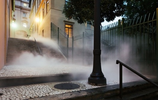 No ar, instalação de Laura Vinci, 2010. Beco do Pinto, São Paulo