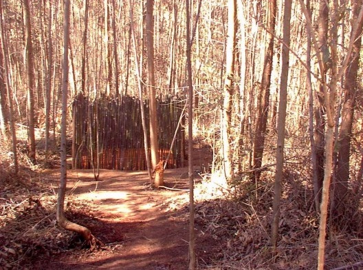 Fértil, 2003 - Materiais diversos, como areia tingida, terra, pigmento, madeira, cerâmica e vidro. Instalação na Fazenda Serrinha de Bragança Paulista