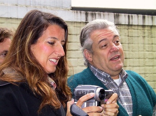 Arquiteta italiana Benedetta Tagliabue ciceroneada por Julio Artigas em visita à residência Vilanova Artigas durante o Fórum de Debates da 5ª BIA, setembro de 2003