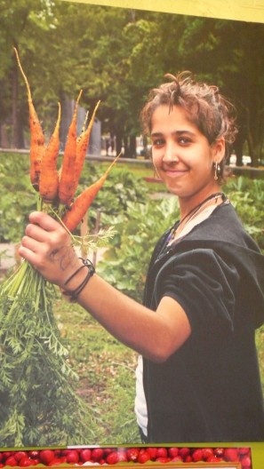 Azada trabalhando numa horta comunitária (ver nota 1)