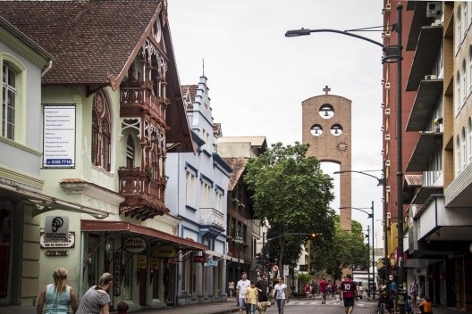 Blumenau. Rua XV de Novembro. Ao centro, a torre de sinos da Catedral de São Paulo Apóstolo – arquiteto Gottfried Böhm