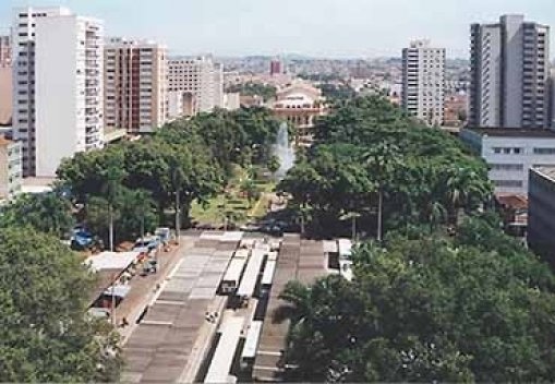 Praça Carlos Gomes ( ainda com o Terminal Urbano ) e Praça XV de Novembro com o Thetaro Pedro II ao fundo. Esse grande espaço público foi o local da primeira Igreja Matriz e do Theatro Carlos Gomes: esse demolido na metade do século XX, setembro 1999