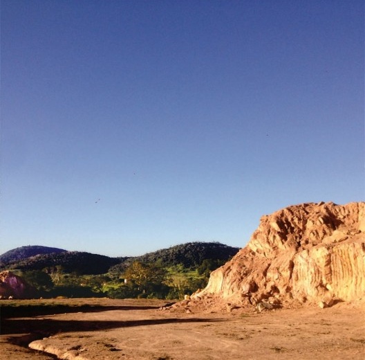 Áreas ambientalmente degradadas: ocupação de encostas e desmonte de morros agravam a problemática ambiental.