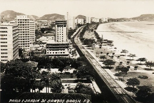 Postal com trecho da orla santista onde se localizaria o Conjunto Indaiá. Final da década de 40