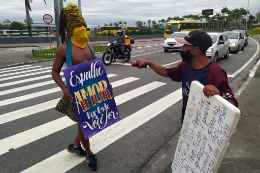 Afeto e identificação entre homens que carregam placas