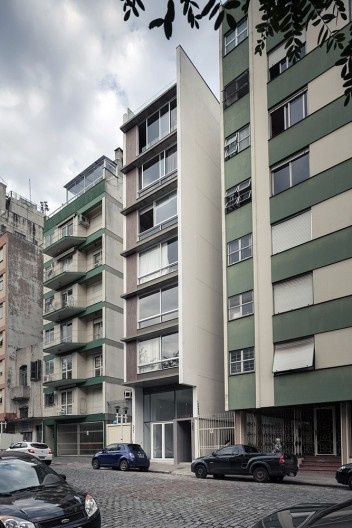 Edifício Península, contexto urbano, Porto Alegre, Brasil, 2013. Arquitetos Cristiano Kunze e Nathalia Cantergiani