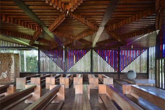 Nave da Capela de Santana ao Pé do Morro, Ouro Branco. Arquitetos Éolo Maia e Jô Vasconcellos