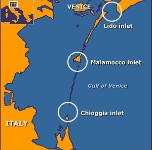 Defesa das marés. A cadeia de diques flutuantes será construído em três canais de norte a sul do Lido – a longa e estreita ilha que separa a Laguna de Veneza do mar. Uma quarta barreira será construída junto a Chioggia, a última cidade no na parte extrema