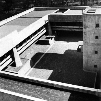 Imagem pátio interno / núcleo de serviços. Edifício Cepal, Santiago do Chile. Arquiteto Emilio Duhart.