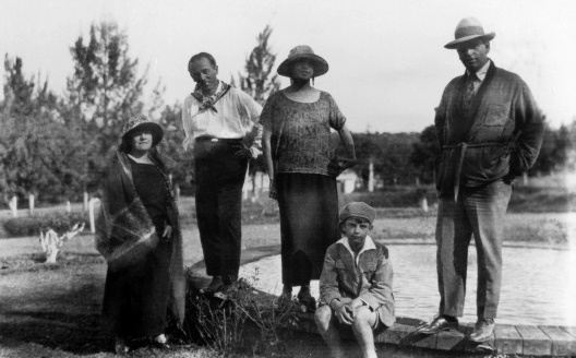 Dona Olívia Guedes Penteado, Blaise Cendrars, Tarsila do Amaral, Oswald de Andrade Filho (Nonê) e Oswald de Andrade na fazenda Santo Antônio, Araras, São Paulo, 1924