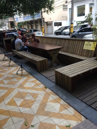 Parklet instalado no bairro Jardim Paulista, na cidade de São Paulo, Brasil