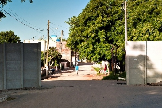5. Muro construido para separar el barrio de la Balsa del resto de la ciudad formal, en Pelotas/Brasil