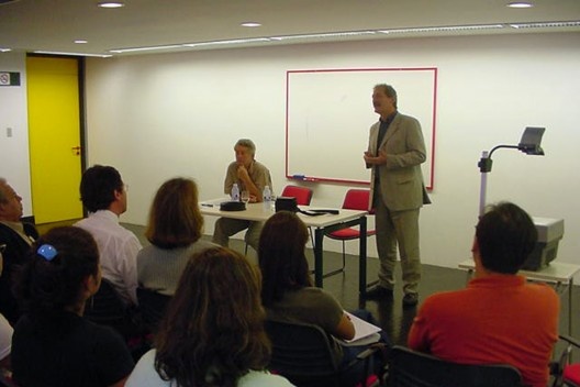 Conferências \"Do projeto bioclimático ao desenvolvimento sustentável\" e \"Diretrizes meio-ambientais no projeto de arquitetura e urbanismo\", com Michel Gerber e Pierre Fernandez. Núcleo de Projetos, FAU UniRitter, 12 e 13 de novembro de 2001