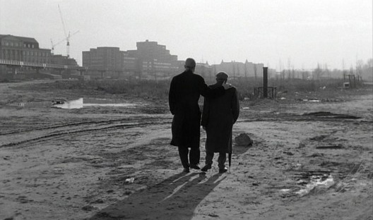 Cena de Asas do desejo, direção de Wim Wenders, 1987, filme em diálogo com o pensamento e obra do filósofo Walter Benjamin
