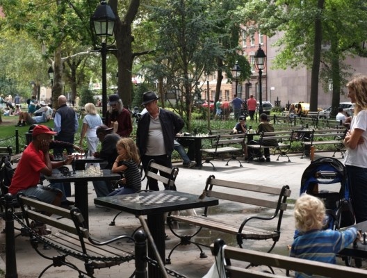 Mobília para descanso e xadrez na Washington square park, Nova York, EUA
