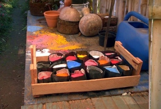 Fértil, 2003 - Materiais diversos, como areia tingida, terra, pigmento, madeira, cerâmica e vidro. Instalação na Fazenda Serrinha de Bragança Paulista