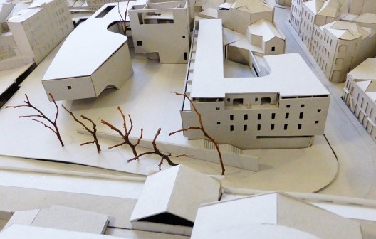 Relação do edifício com o entorno, em maquete - Trabalho de Rita Câncio para a disciplina de Projeto 2 na FAUP.