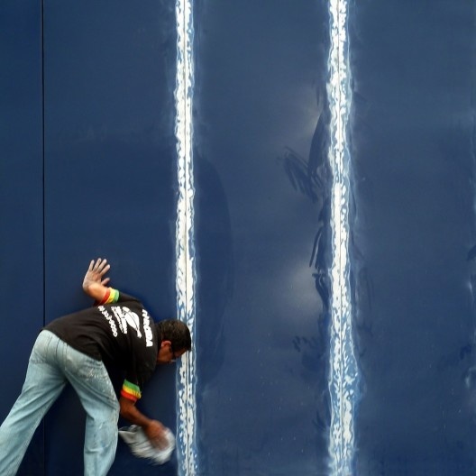 Pedrão, o assistente, faz seu trabalho com esmero, pois conhece muito bem os ataques de fúria de Pixote quando as coisas não estão do jeito que gosta.