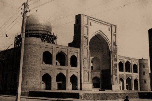 A madraça Mir-i-Arab na década de 1980, ainda sem a supressão de parte da base. Documento nº AS00637